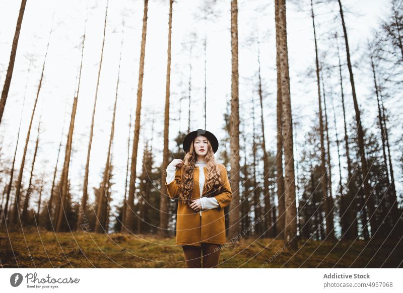 Junge Hipster-Frau auf dem Lande Mädchen Natur jung Person Lifestyle Hut Landschaft Sommer Model Schönheit Behaarung im Freien Hintergrund Kaukasier Gesicht