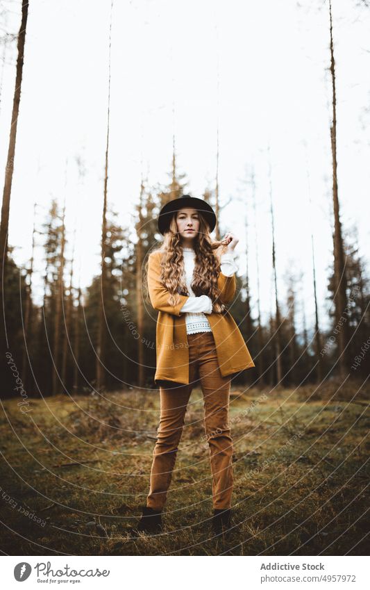 Junge Hipster-Frau auf dem Lande Mädchen Natur jung Person Lifestyle Hut Landschaft Sommer Model Schönheit Behaarung im Freien lässig Hintergrund Kaukasier