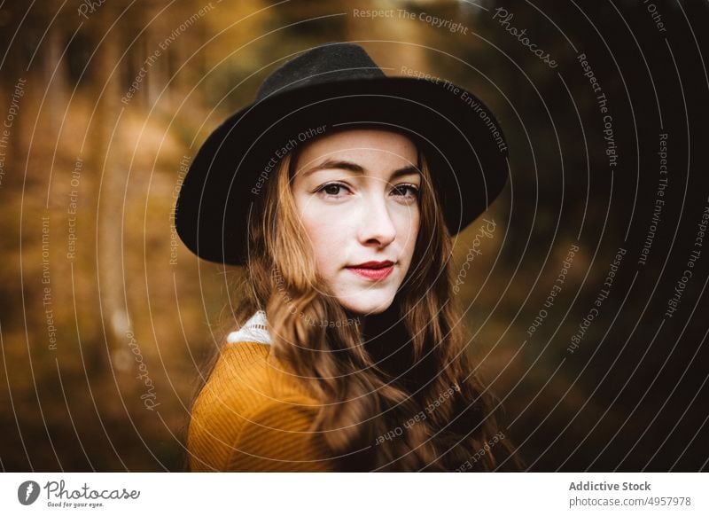 Junge Hipster-Frau auf dem Lande Mädchen Natur jung Person Lifestyle Hut Landschaft Sommer Model Schönheit Behaarung im Freien lässig Hintergrund Kaukasier