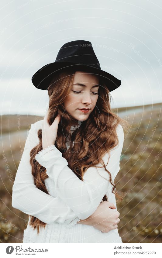 Junge Hipster-Frau auf dem Lande Mädchen Natur jung Person Lifestyle Hut Landschaft Sommer Model Schönheit Behaarung im Freien lässig Hintergrund Gesicht