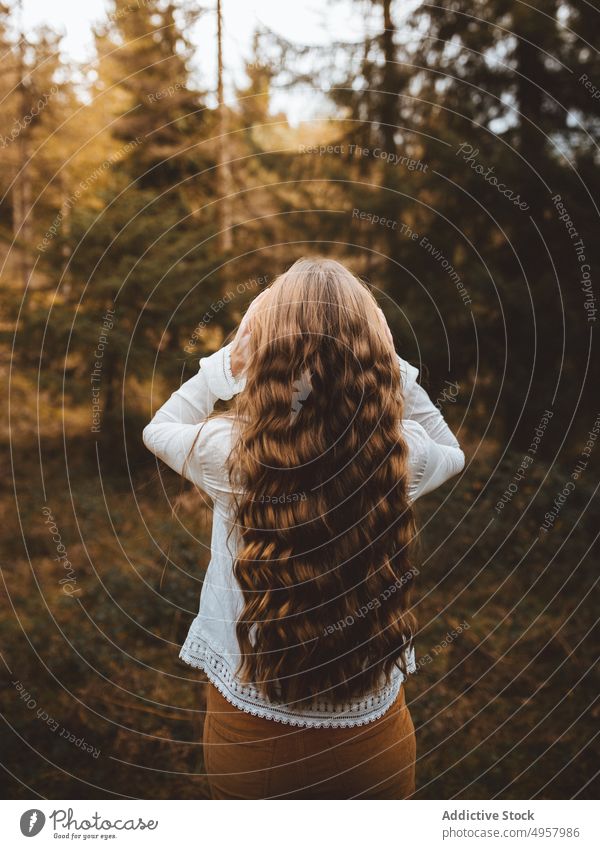 Junge Hipster-Frau auf dem Lande Mädchen Natur jung Person Lifestyle Hut Landschaft Sommer Model Schönheit Stil Behaarung im Freien lässig Hintergrund Kaukasier