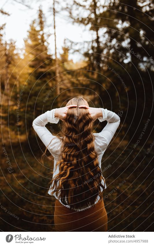 Junge Hipster-Frau auf dem Lande Mädchen Natur jung Person Lifestyle Hut Landschaft Sommer Model Schönheit Stil Behaarung im Freien lässig Hintergrund Kaukasier