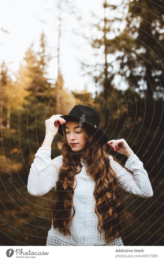 Junge Hipster-Frau auf dem Lande Mädchen Natur jung Person Lifestyle Hut Landschaft Sommer Model Schönheit Stil Behaarung im Freien lässig Hintergrund Kaukasier