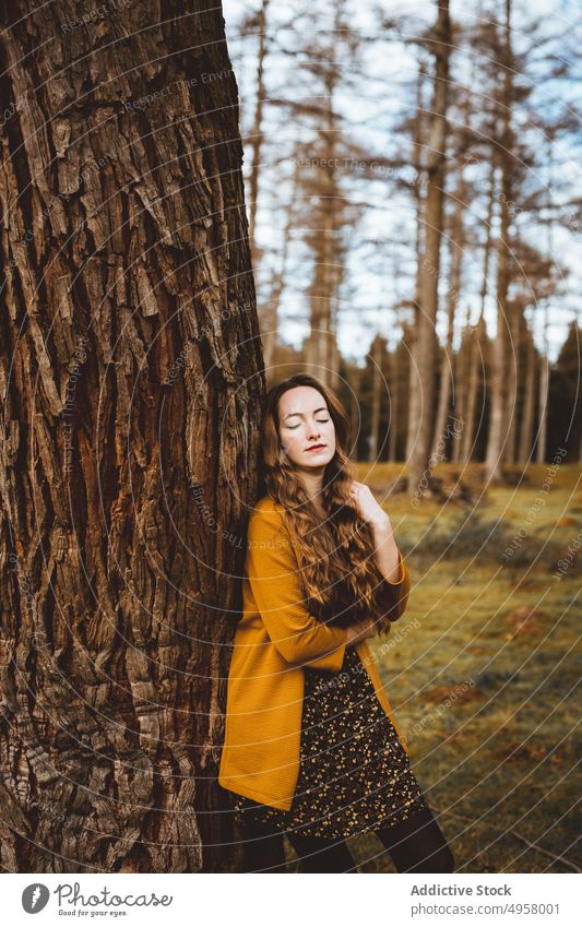 Junge Hipster-Frau auf dem Lande Mädchen Natur jung Person Lifestyle Hut Landschaft Sommer Behaarung im Freien lässig Mode Hintergrund Kaukasier natürlich