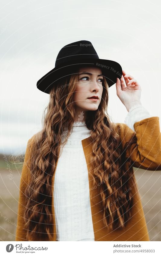 Junge Hipster-Frau auf dem Lande Mädchen Natur jung Person Lifestyle Hut Landschaft lässig Mode Hintergrund Kaukasier natürlich Gesicht stylisch retro reisen