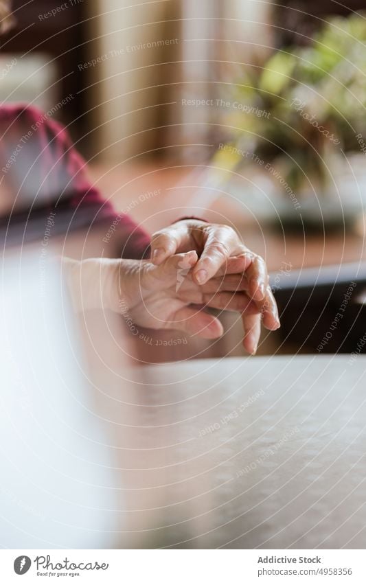 Crop unerkennbar ältere Frau Hände Hand lässig Haut Hautfalten Angebot Windstille berühren sich[Akk] entspannen sanft ruhig friedlich Gelassenheit ruhen Komfort