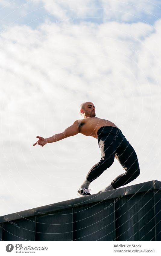 Sportlicher Mann bei Parkour-Übungen im Freien Person Gleichgewicht verrichtend Le Parkour jung Aktion Athlet Trick Fitness Großstadt Straße aktiv Gesundheit