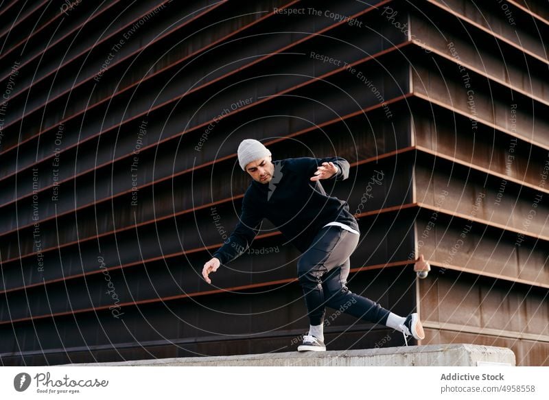 Sportlicher Mann bei Parkour-Übungen im Freien Person Gleichgewicht verrichtend Le Parkour jung Aktion Athlet Trick Fitness Großstadt Straße aktiv Gesundheit