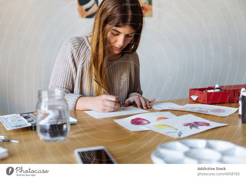 Junges Mädchen malt Aquarellzeichnungen Frau Malerei Zeichnung Kunst jung Kaukasier Farbe Atelier kreativ Anstreicher Bild Künstler Schüler Handwerk Designer