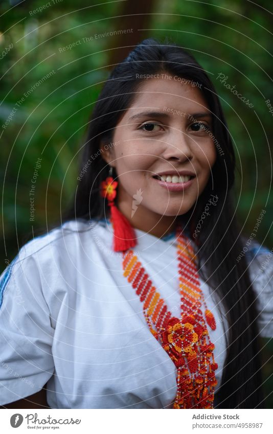 Junge einheimische Arhuaco-Frau im Wald jung Porträt Kolumbien Glück Lächeln abschließen 20s Natur Außenseite außerhalb Halskette handgefertigt Ohrringe