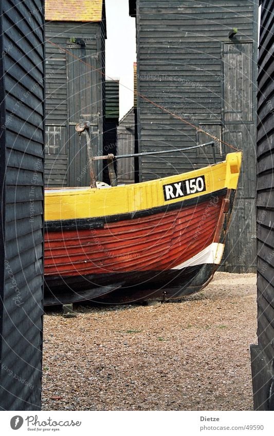 fishermans friend Wasserfahrzeug Fischerboot Holz gelb schwarz England ruhig Schiffsplanken Stillleben Kahn farbkomposition Kontrast Detailaufnahme