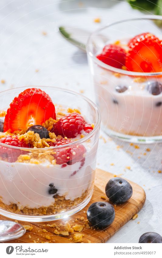 Erdbeeren und Beeren, serviert mit frischem Joghurt süß Sahne lecker Frucht Frühstück melken Lebensmittel cremig Blaubeeren selbstgemacht Schalen & Schüsseln