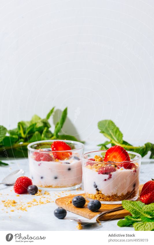 Erdbeeren und Beeren, serviert mit frischem Joghurt süß Sahne lecker Frucht Frühstück melken Lebensmittel cremig Blaubeeren selbstgemacht Schalen & Schüsseln