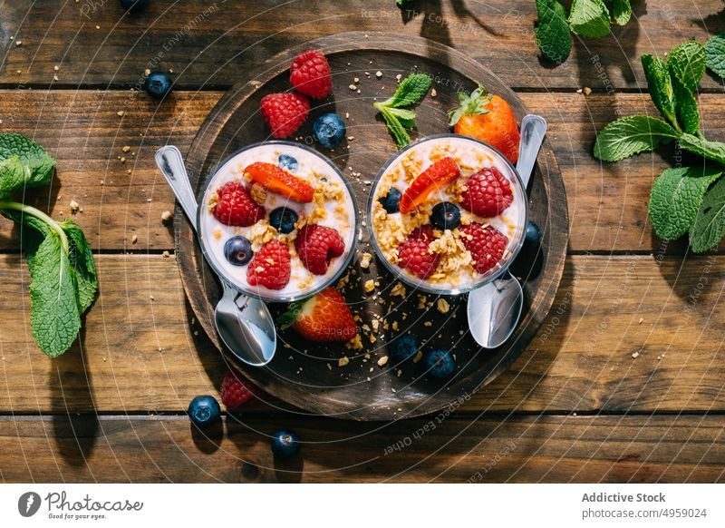 Erdbeeren und Beeren, serviert mit frischem Joghurt süß Sahne lecker Frucht Frühstück melken Lebensmittel cremig Blaubeeren selbstgemacht Schalen & Schüsseln