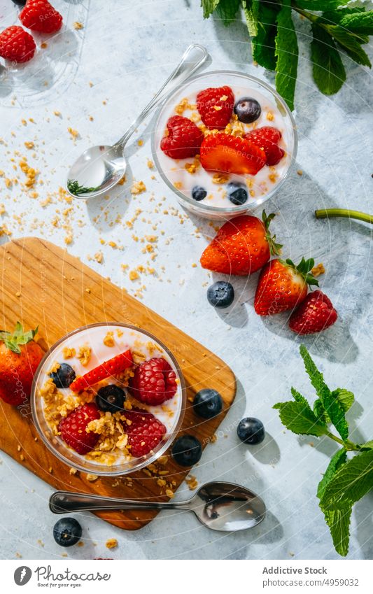 Erdbeeren und Beeren, serviert mit frischem Joghurt süß Sahne lecker Frucht Frühstück melken Lebensmittel cremig Blaubeeren selbstgemacht Schalen & Schüsseln