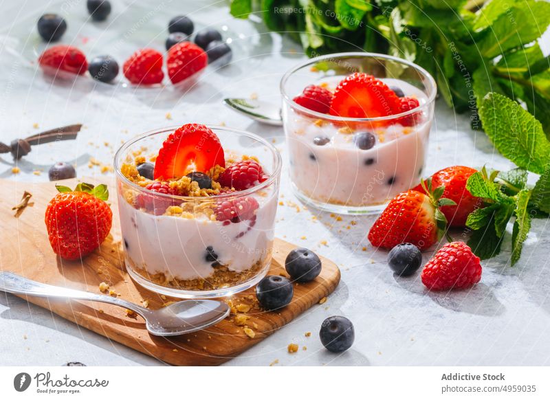 Erdbeeren und Beeren, serviert mit frischem Joghurt süß Sahne lecker Frucht Frühstück melken Lebensmittel cremig Blaubeeren selbstgemacht Schalen & Schüsseln