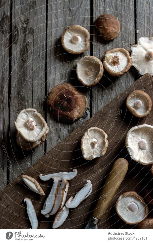 Kochen von Auberginen mit Pilzen Shiitake Essen zubereiten Holzplatte Gastronomie Orientalisch Gemüse Messer farbenfroh Gesundheit Prozess Ordnung Tisch Küche