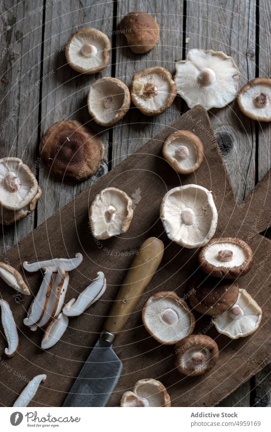 Kochen von Auberginen mit Pilzen Shiitake Essen zubereiten Holzplatte Gastronomie Orientalisch Gemüse Messer farbenfroh Gesundheit Prozess Ordnung Tisch Küche