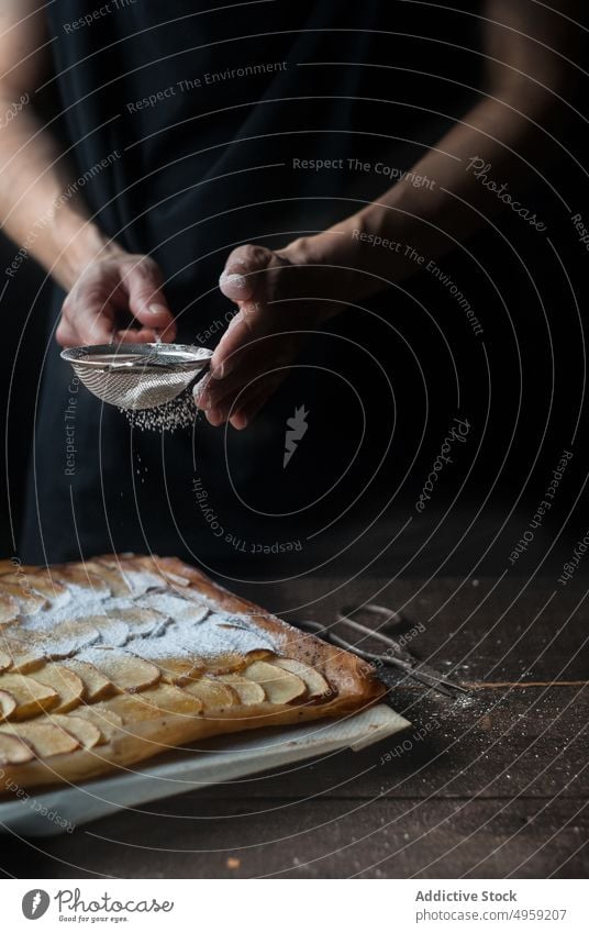 Kronenbäcker bestreut Kuchen mit Puderzucker Bäckerei Pasteten Apfel bestäuben Deckung Dessert Frangipane Zucker Pulver Lebensmittel Frucht Feinschmecker Kruste