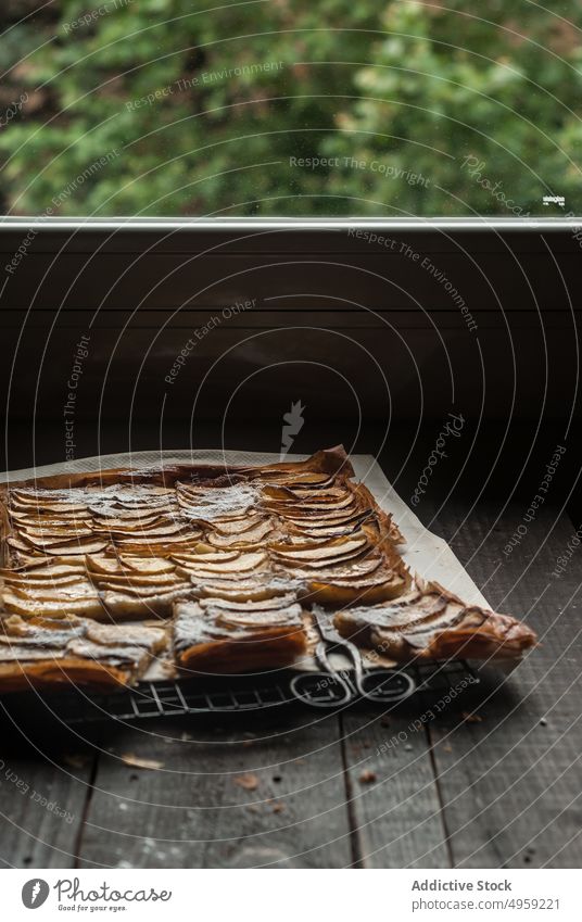 Apfelkuchen in Stücken auf Pergamentpapier serviert Pasteten frisch Holz rustikal Fenster Frangipane selbstgemacht Tageslicht braun Konditorei organisch warm