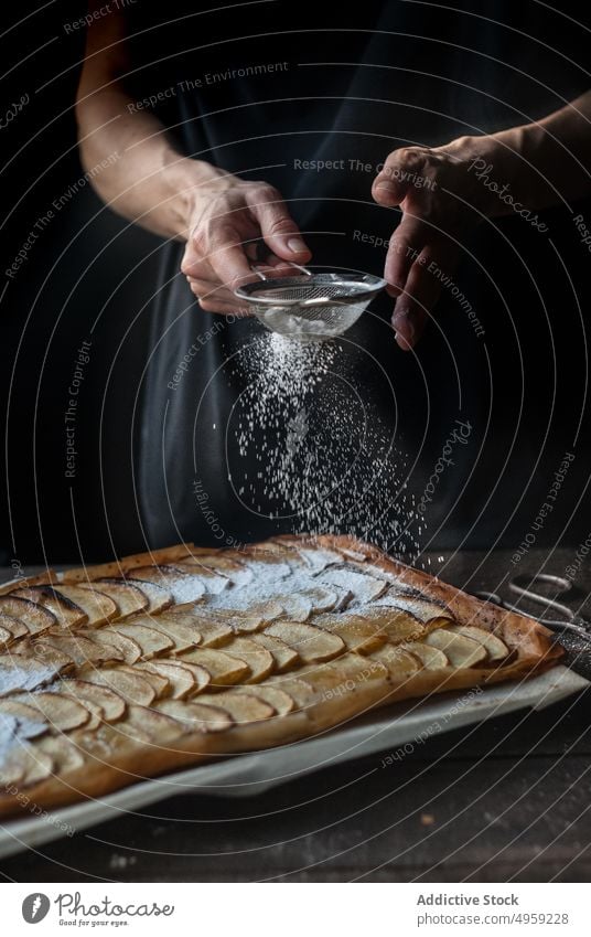 Kronenbäcker bestreut Kuchen mit Puderzucker Bäckerei Pasteten Apfel bestäuben Deckung Dessert Frangipane Zucker Pulver Lebensmittel Frucht Feinschmecker Kruste