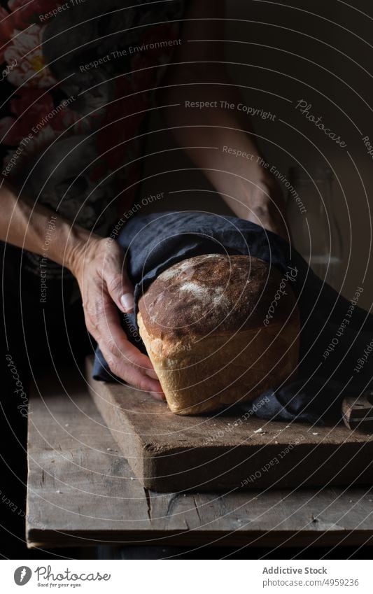 Anonyme Person bei der Zubereitung einer Milchbrot-Brioche Brot Lebensmittel melken hölzern frisch Gesundheit Bäckerei weiß ganz Weizen geschmackvoll süß Tisch