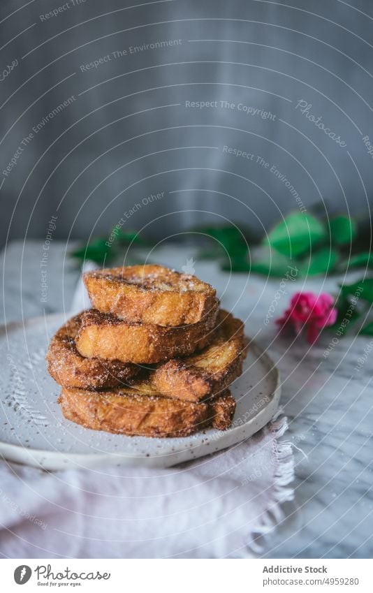 Typische hausgemachte spanische Torrijas auf einem Marmortisch French Toast Spanisch typisch traditionell Brot Scheiben Dessert Zimt Zuprosten kulinarisch süß