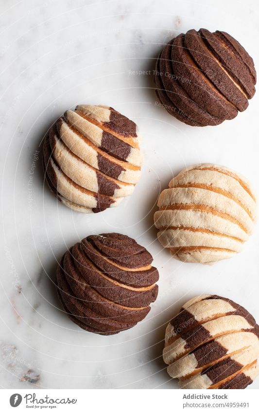 Leckere mexikanische Conchas auf einem Teller in der Küche Nasenmuscheln Brot rollen süß lecker Tradition Bäckerei Dessert selbstgemacht geschmackvoll