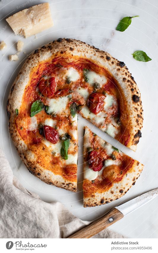 Leckere Pizza mit Pilzen und Kräutern auf dem Tisch lecker geschmackvoll Lebensmittel Tomate Basilikum Küche frisch Mittagessen kulinarisch Bestandteil