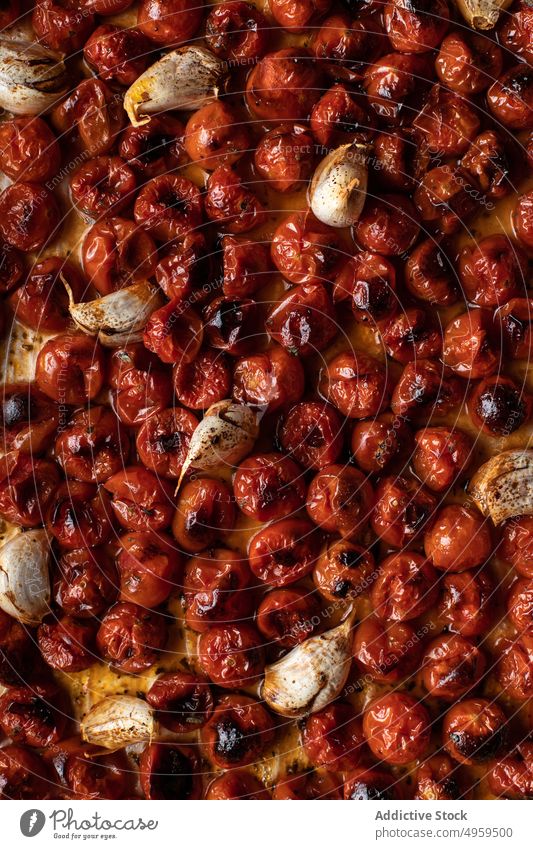 Auflauf mit Tomaten und Knoblauch Auflaufform Hintergrund lecker Braten gebacken geschmackvoll Speise Muster Lebensmittel Ernährung Mahlzeit Gemüse Küche