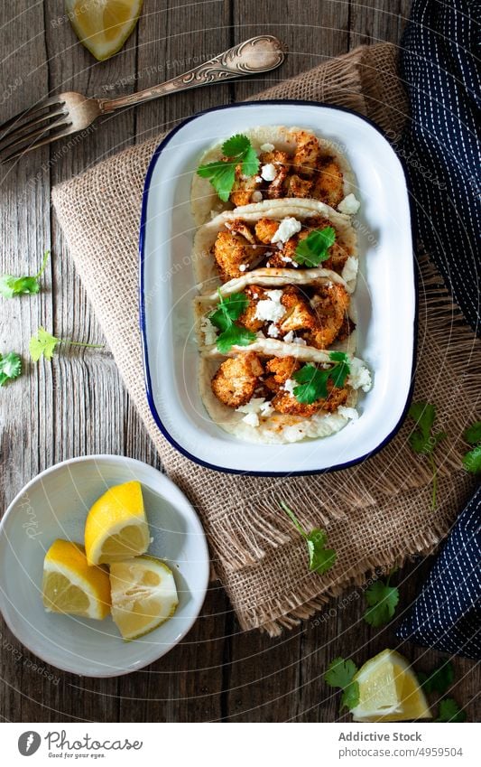 Tacos mit Gemüse in Schale Schalen & Schüsseln Lebensmittel Blumenkohl Snack Amuse-Gueule Zitrone Spielfigur Tortilla selbstgemacht geschmackvoll Mahlzeit