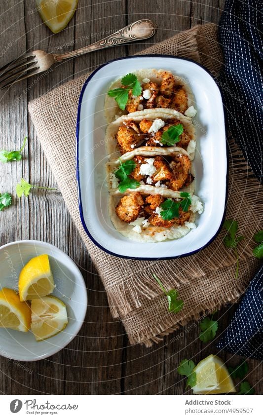 Tacos mit Gemüse in Schale Schalen & Schüsseln Lebensmittel Blumenkohl Snack Amuse-Gueule Zitrone Spielfigur Tortilla selbstgemacht geschmackvoll Mahlzeit