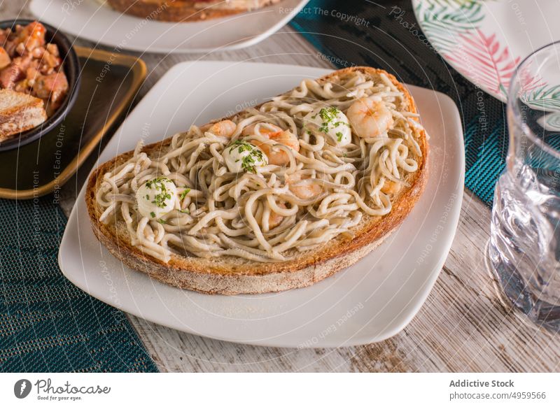 Leckere Tapas mit Aalen auf dem Teller Amuse-Gueule Brot Restaurant Granele Snack Scheibe Lebensmittel dienen Krabbe Tisch geschmackvoll Küche lecker Mahlzeit