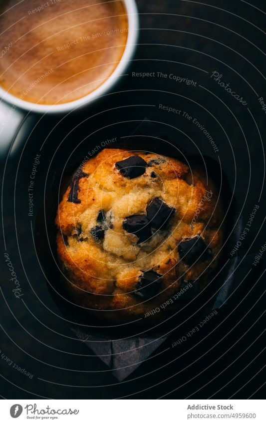 Schokoladenmuffins und Kaffeetasse auf dunklem Hintergrund gebacken Frühstück Butter Kuchen Tasse Cupcake dunkel Dessert Lebensmittel Muffin süß frisch lecker