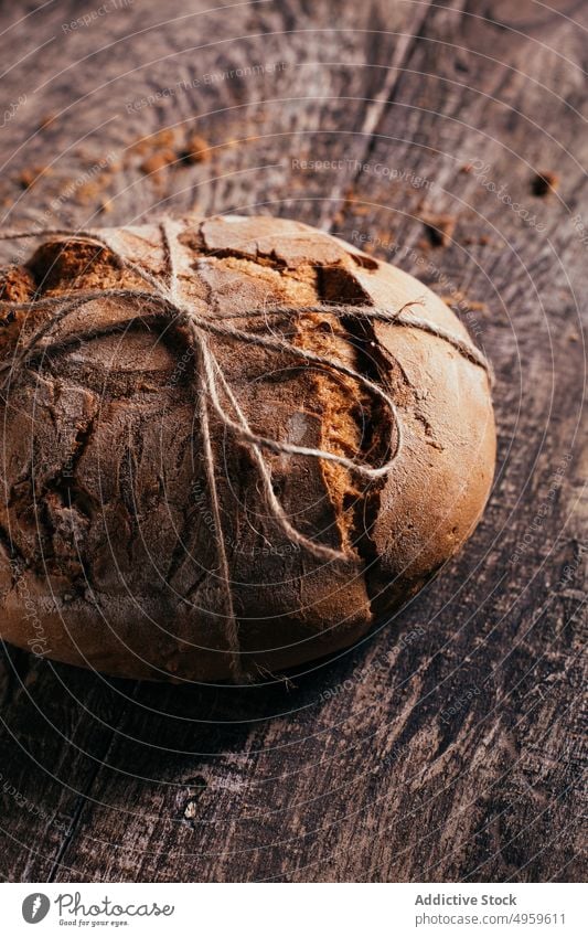 Appetitliches, selbstgebackenes Brot auf einem hölzernen Schneidebrett Lebensmittel Bäckerei rustikal frisch Mahlzeit lecker Küche selbstgemacht Ernährung Tisch