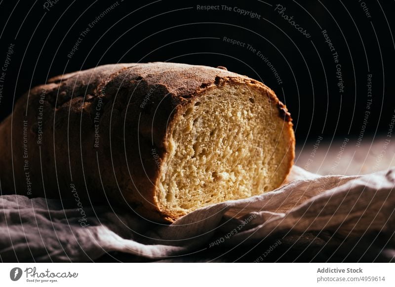 Leckeres geschnittenes frisches Brot auf einem Holztisch in einer Bäckerei Brotlaib gebacken Küche Lebensmittel Mahlzeit rustikal Ernährung Korn geschmackvoll