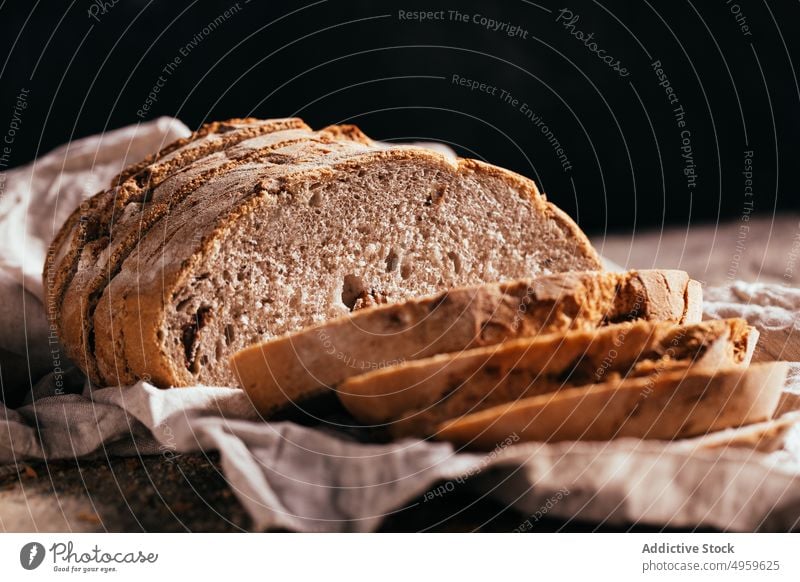 Geschnittenes Vollkornbrot auf dem Holztisch verstreut Brot Scheibe frisch Brotlaib gebacken Ernährung rustikal Lebensmittel Küche Bäckerei selbstgemacht