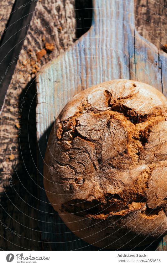 Appetitliches, selbstgebackenes Brot auf einem hölzernen Schneidebrett Lebensmittel Bäckerei rustikal frisch Mahlzeit lecker Küche selbstgemacht Ernährung Tisch