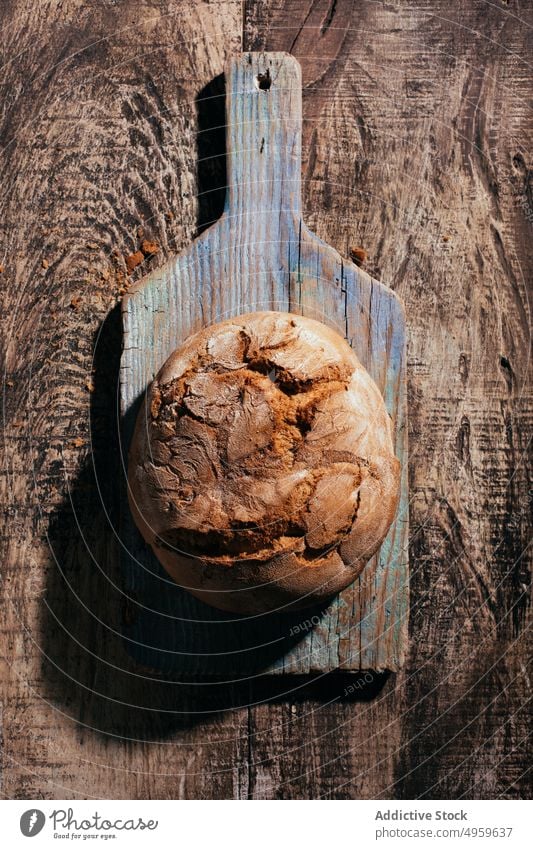 Appetitliches, selbstgebackenes Brot auf einem hölzernen Schneidebrett Lebensmittel Bäckerei rustikal frisch Mahlzeit lecker Küche selbstgemacht Ernährung Tisch