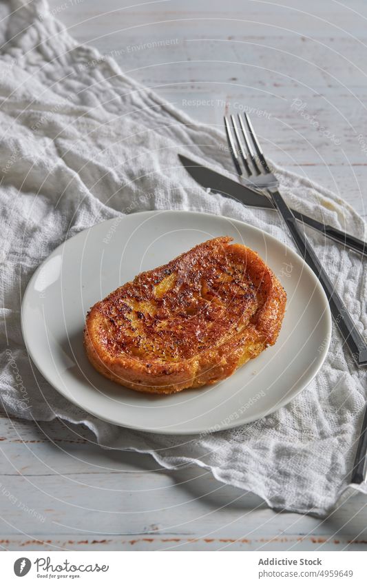 Teller mit köstlicher Torrija, serviert auf einem Tisch mit Besteck Frühstück Brot appetitlich lecker Mahlzeit Lebensmittel Portion torrija Knusprig