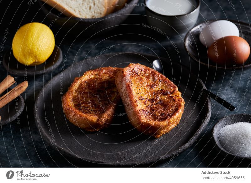 Rohzutaten für Torrija auf dem Tisch Brot Frühstück Bestandteil Ei Zucker Zimt Zitrone Lebensmittel melken torrija lecker Mahlzeit Ernährung geschmackvoll