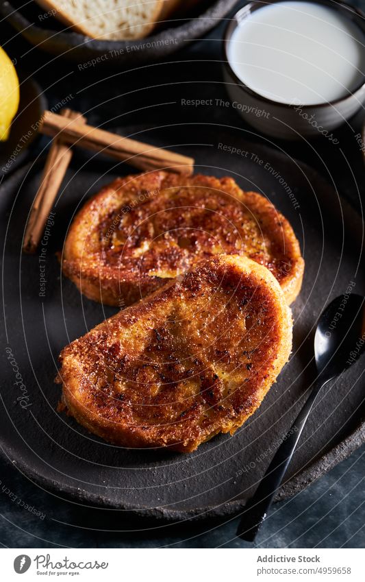 Rohzutaten für Torrija auf dem Tisch Brot Frühstück Bestandteil Ei Zucker Zimt Zitrone Lebensmittel melken torrija lecker Mahlzeit Ernährung geschmackvoll