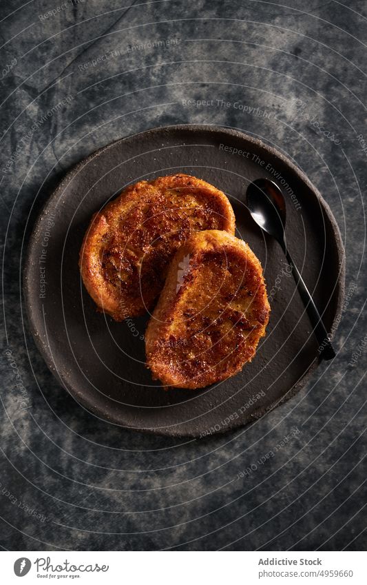 Appetitliche traditionelle Torrija auf einem Teller serviert lecker süß Kruste torrija selbstgemacht Lebensmittel Frühstück geschmackvoll Mahlzeit Löffel Tisch