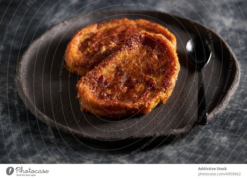 Appetitliche traditionelle Torrija auf einem Teller serviert lecker süß Kruste torrija selbstgemacht Lebensmittel Frühstück geschmackvoll Mahlzeit Löffel Tisch