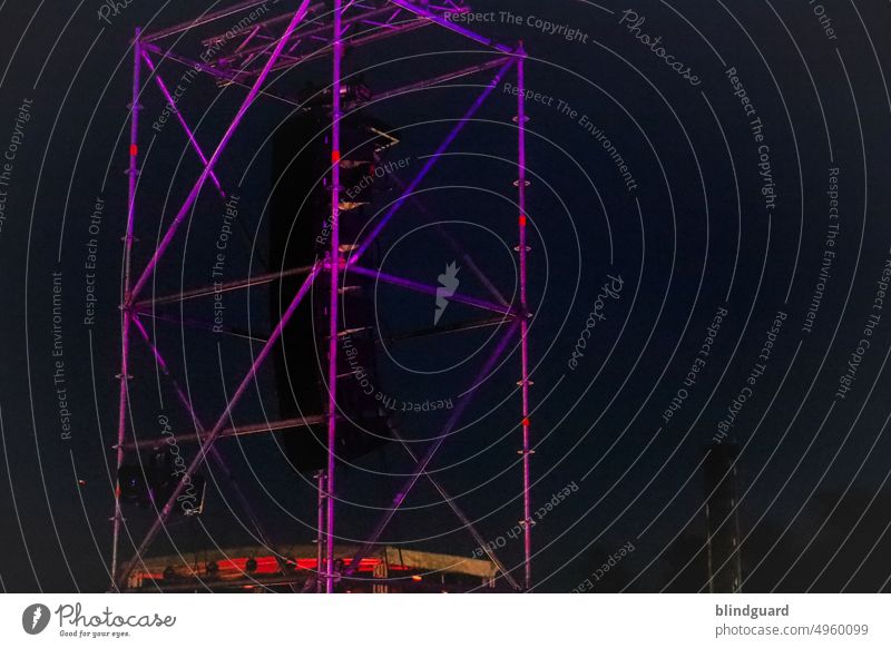 PartyMusicPowerTower Gerüst Lautsprecher Box Konstruktion Stahl Metall Eisen Strukturen & Formen Außenaufnahme Menschenleer Musik Farbfoto Beleuchtung bunt