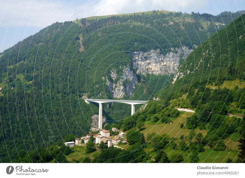 Landschaft auf der Hochebene von Asiago, Vicenza asiago Europa Italien Veneto Brücke Tag grün Berge u. Gebirge Natur Fotografie Plateau Straße Sommer reisen