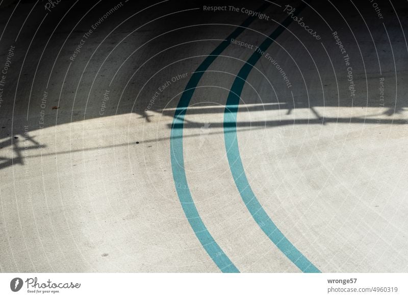 Die Kurve kriegen | Farbige Fahrbahnmarkierung in der Einfahrt zur Tiefgarage Verkehr Parkhaus Verkehrswege Schilder & Markierungen parken Parkplatz Stadt
