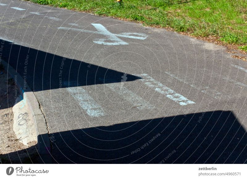 Asphaltweg mit vielen Details aussage botschaft buchstabe farbe gesprayt grafitti grafitto kreide kreidezeichnung kunst letter message nachricht parole