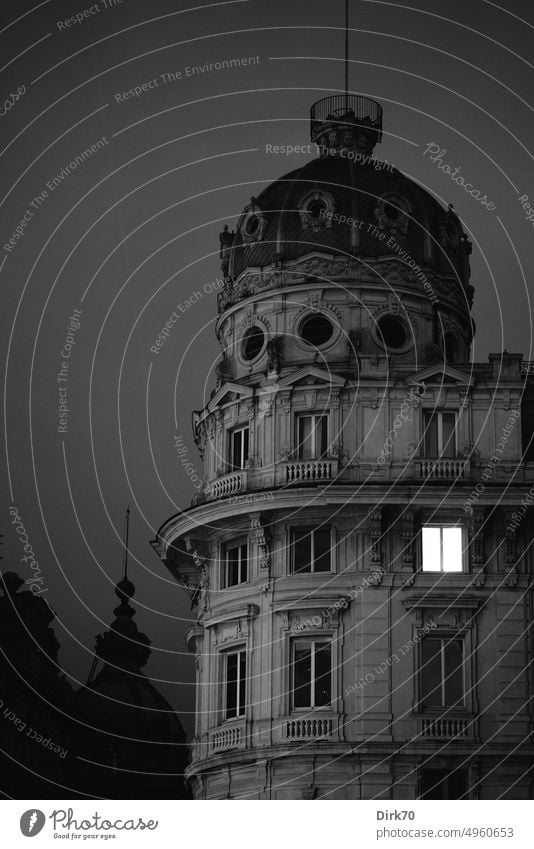 Historische Gebäude im Zentrum von Genua bei Nacht mit einem einzelnen erleuchteten Fenster Nachthimmel Nachtaufnahme Menschenleer dunkel Haus Fassade