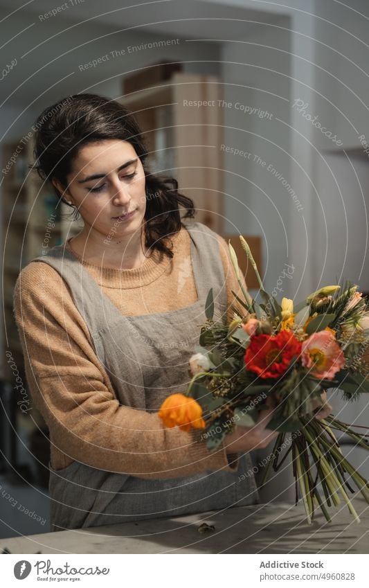 Florist macht erstaunliche dekorative Bouquet mit trockenen Blumen am Arbeitsplatz Blumenhändler komponieren Blumenstrauß Frau heimwärts Haufen kreativ Pflanze